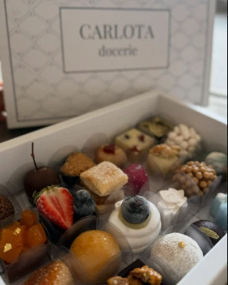 Caixa de doces finos da Carlota Docerie
